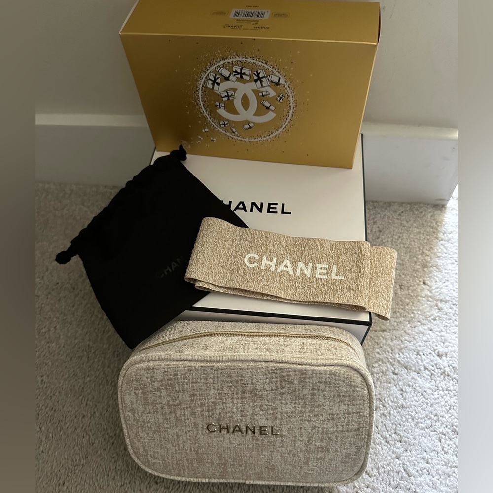 CHANEL Box with 2023 Holiday Set On The Go Moisture. Brand New.
